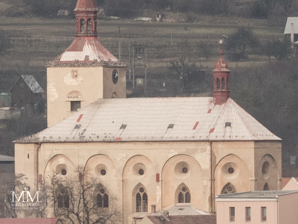 Pohled zblízka na část kostela Narození Panny Marie v Třebenicích. Fotografie vytvořená objektivem Olympus M. Zuiko digital ED 40 - 150 mm 1:2.8 PRO.